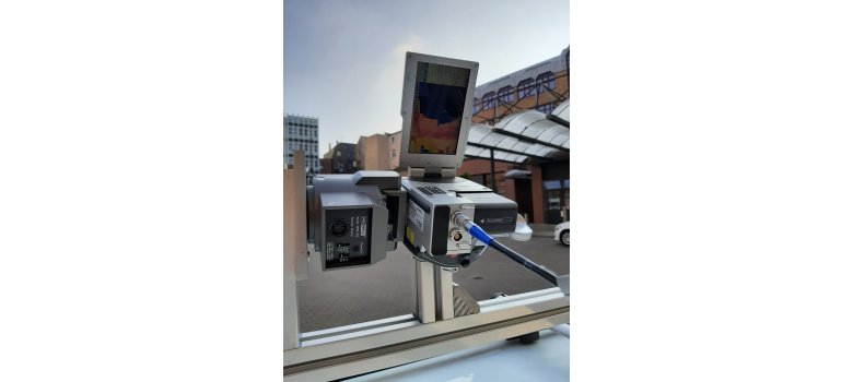 Die Wärmebildkamera ist auf den Dach eines Autos befestigt, um die Gebäude in Germersheim thermographisch zu erfassen, mehr Informationen dazu im Fließtext.
