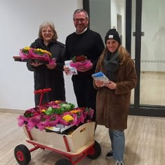 Bürgermeister Marcus Schaile und Steuerungsgruppe Fair Trade mit fairen Blumen