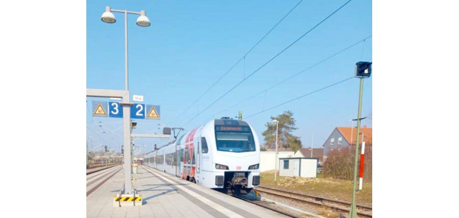 RE4-Zug am Bahnhof Germersheim - Gleis 2