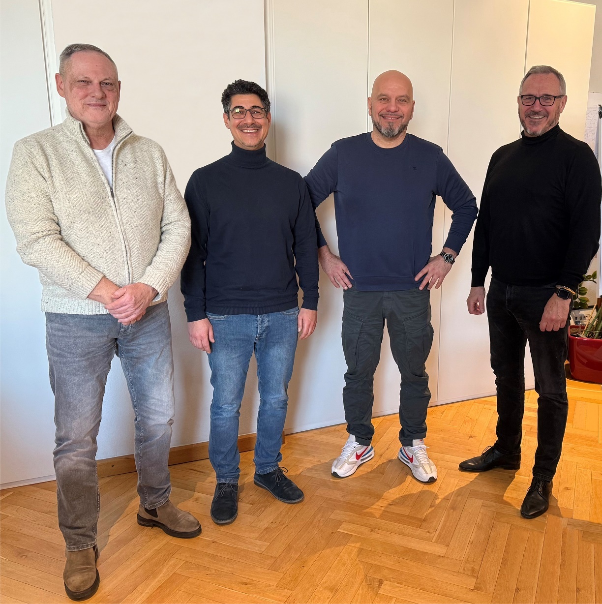 Mario Coric (2.v.r.) mit Bürgermeister Marcus Schaile (ganz rechts), dem stellvertreten-den Büroleiter Ludwig Hans (ganz links) und Karim Eibad, Leiter des IB für die Süd- und Vorderpfalz.