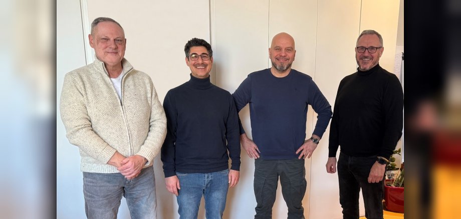 Mario Coric (2.v.r.) mit Bürgermeister Marcus Schaile (ganz rechts), dem stellvertreten-den Büroleiter Ludwig Hans (ganz links) und Karim Eibad, Leiter des IB für die Süd- und Vorderpfalz.