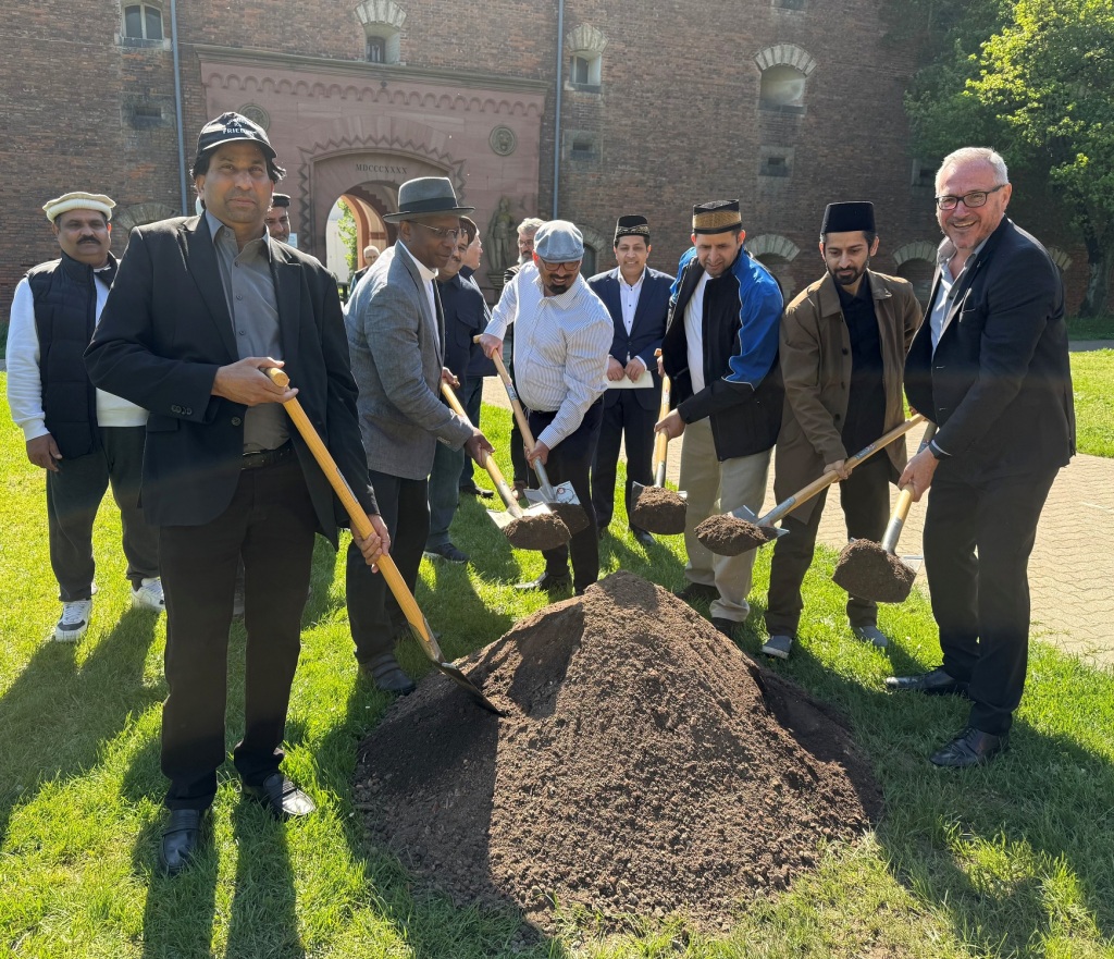 Bürgermeister Marcus Schaile mit Vertretern der Ahmadiyya Germeinde und der Katholischen Pfarrgemeinde