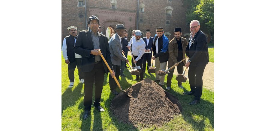 Bürgermeister Marcus Schaile mit Vertretern der Ahmadiyya Germeinde und der Katholischen Pfarrgemeinde