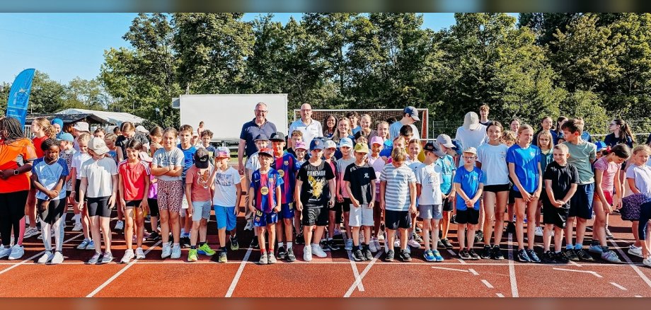 Die Kinder und Jugendlichen auf der Laufbahn im Wrede-Stadion mit Bürgermeister Schaile und Vereinsvorstand Dominik Betsch.