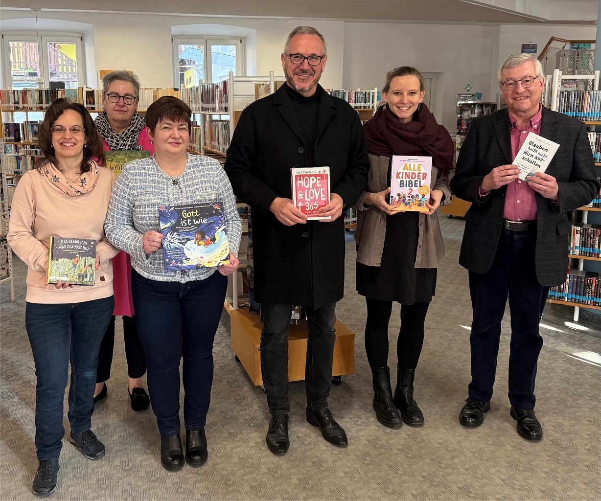 (V.l.n.r.) Vanessa Thran (Stellvertr. Leiterin der Stadtbibliothek Germersheim), Annika Saltzer (stellvertr. Presbyteriumsvorsitzende), Iris Müller (Leiterin der Stadtbibliothek), Bürgermeister Marcus Schaile, Gemeindediakonin Jasmin Schulz sowie Pfarrer Traugott Oerther