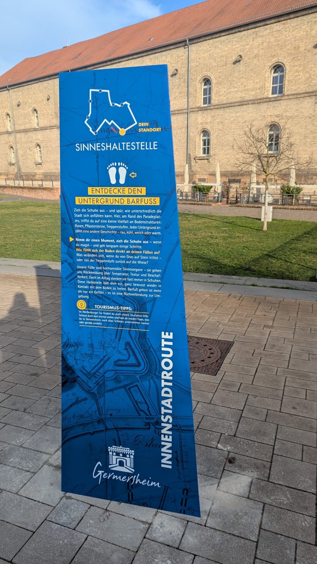 Informationsstele am Paradeplatz - Barfuß gehen und die Untergründe erfühlen