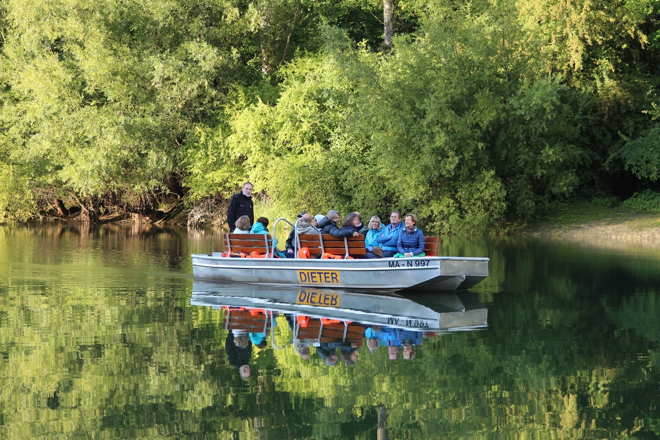 Eine Nache mit Bootsführer und Gruppe auf dem Germersheimer Altrhein.