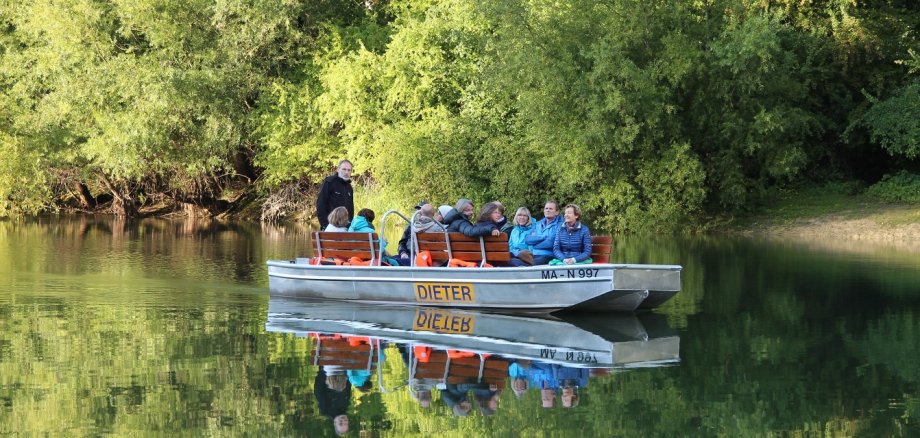 Eine Nache mit Bootsführer und Gruppe auf dem Germersheimer Altrhein.