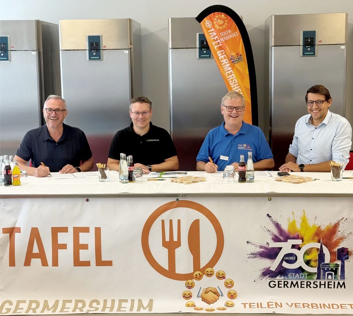Gaben im Rahmen der Vertragsunterzeichnung am 17. September 2026 gerne grünes Licht für den Bau einer modernen Photovoltaikanlage auf dem Dach des Gebäudes der Tafel Germers-heim e.V. in der Waldstraße (v.l.n.r.): Germersheims Bürgermeister Marcus Schaile, Michael Beck, Geschäftsführer der Firma soNachhaltig GmbH aus Speyer, Karl-Heinz Hoffmeister, Vor-sitzender der Tafel Germersheim e.V., sowie Stefan Filipic, Geschäftsführer der Stadtwerke Germersheim GmbH.