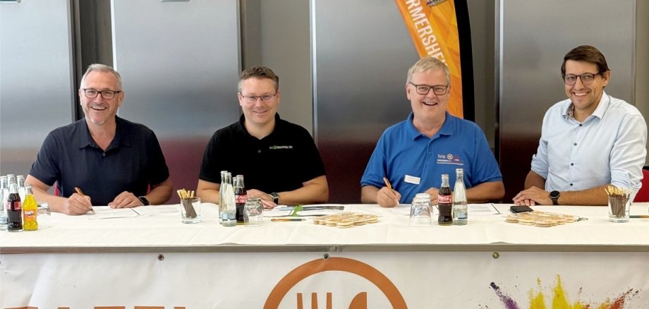 Gaben im Rahmen der Vertragsunterzeichnung am 17. September 2026 gerne grünes Licht für den Bau einer modernen Photovoltaikanlage auf dem Dach des Gebäudes der Tafel Germers-heim e.V. in der Waldstraße (v.l.n.r.): Germersheims Bürgermeister Marcus Schaile, Michael Beck, Geschäftsführer der Firma soNachhaltig GmbH aus Speyer, Karl-Heinz Hoffmeister, Vor-sitzender der Tafel Germersheim e.V., sowie Stefan Filipic, Geschäftsführer der Stadtwerke Germersheim GmbH.