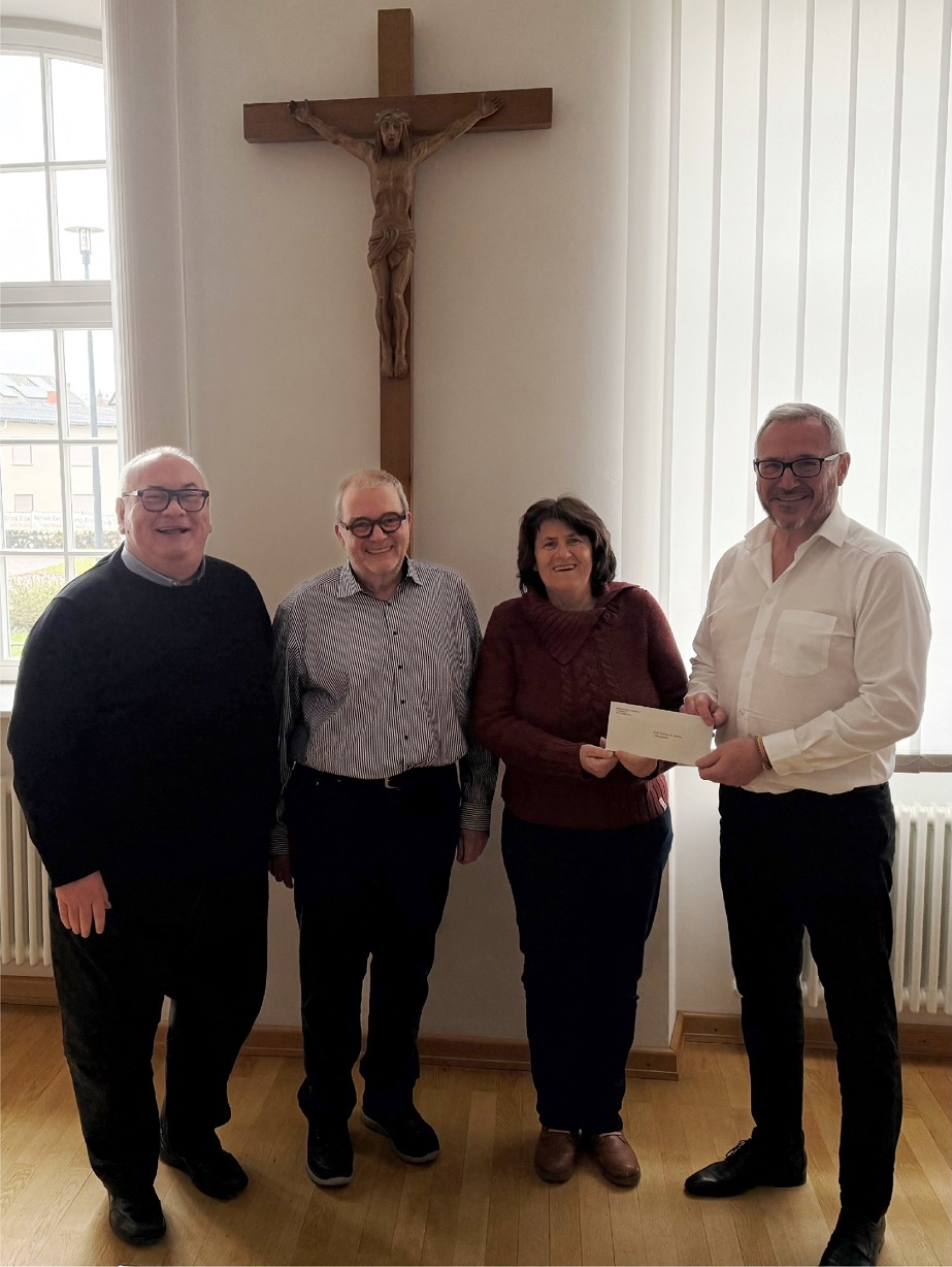 Der Germersheimer Mittagstisch „Gemeinsam statt allein“ finanziert sich über Spenden. Die Freude bei den Verantwortlichen war also nachvollziehbar groß, als Germersheims Bürgermeister Marcus Schaile (ganz rechts im Bild) am Mittwoch letzter Woche Sozial-referentin Rita Rösch im Beisein von Dekan Jörg Rubeck (ganz links) und von Ek-kehard Leicht, einem, wie er selbst sagt, „Mitglied der Küchenbrigade“, die Spende des städtischen Neujahrsempfangs 2026 überreichte.