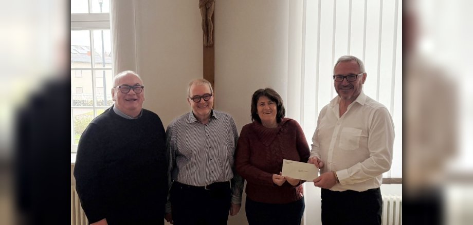 Der Germersheimer Mittagstisch „Gemeinsam statt allein“ finanziert sich über Spenden. Die Freude bei den Verantwortlichen war also nachvollziehbar groß, als Germersheims Bürgermeister Marcus Schaile (ganz rechts im Bild) am Mittwoch letzter Woche Sozial-referentin Rita Rösch im Beisein von Dekan Jörg Rubeck (ganz links) und von Ek-kehard Leicht, einem, wie er selbst sagt, „Mitglied der Küchenbrigade“, die Spende des städtischen Neujahrsempfangs 2026 überreichte.