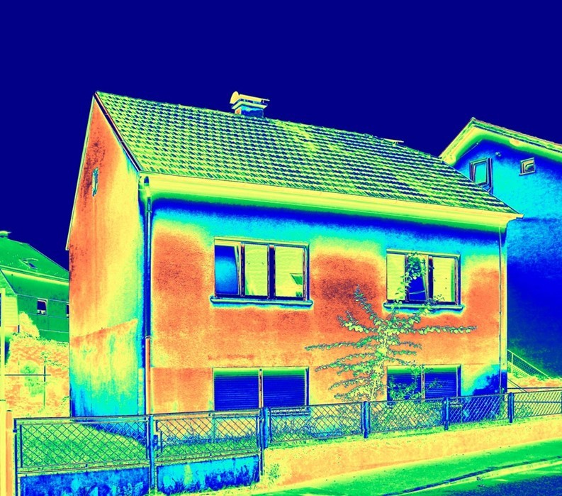 Auf dem Bild ist ein Haus in thermographischer Ansicht gezeigt.