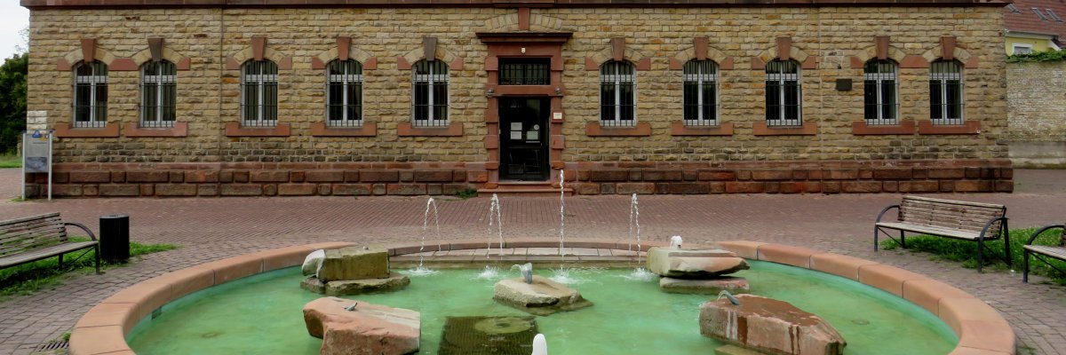 Frontansicht historisches Arrestgebäude